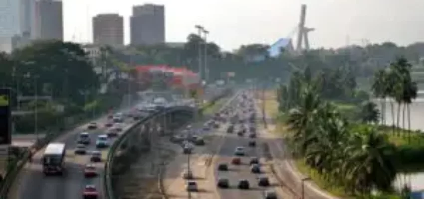 Privatjet mieten nach Abidjan, ville, autoroute et palmiers.