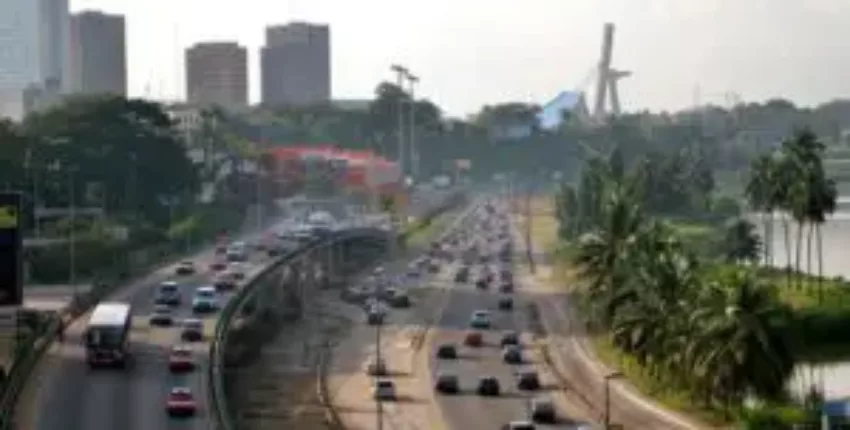 Privatjet mieten nach Abidjan, ville, autoroute et palmiers.