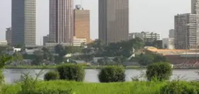 Skyline d'Abidjan avec rivière.