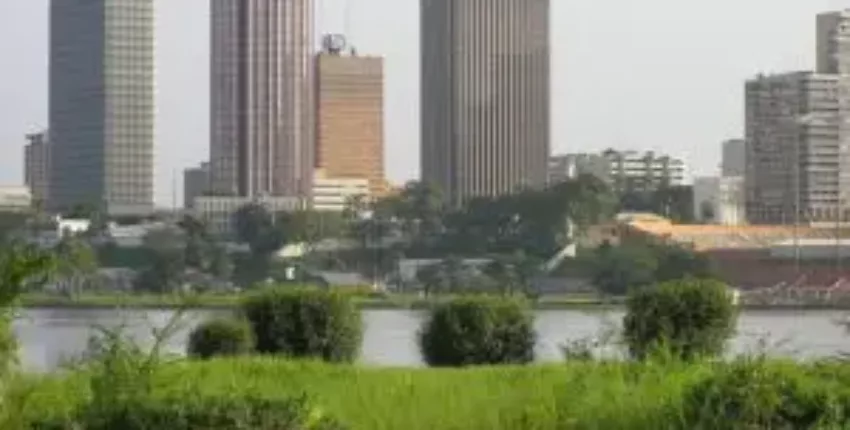 Skyline d'Abidjan avec rivière.