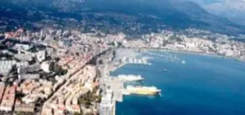 location de jet privé Vue aérienne ville côtière Ajaccio.