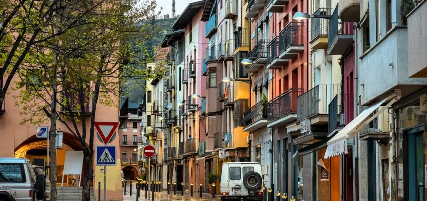 Explorez les rues charmantes et colorées d'Andorre-La Seu d'Urgell.