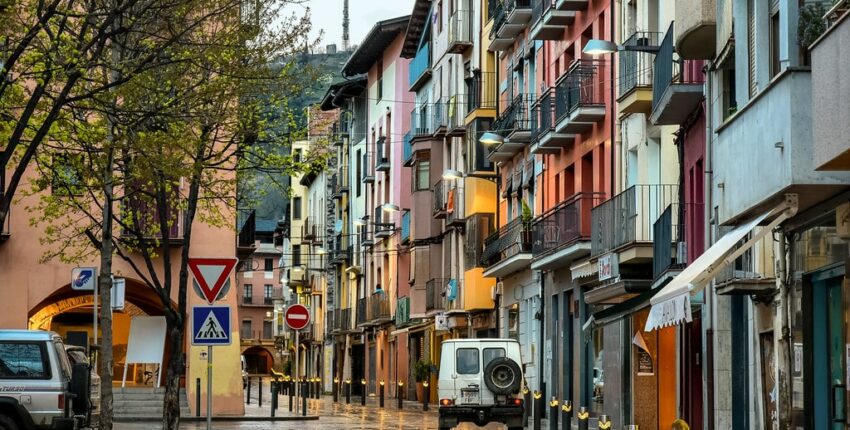 Explorez les rues charmantes et colorées d'Andorre-La Seu d'Urgell.