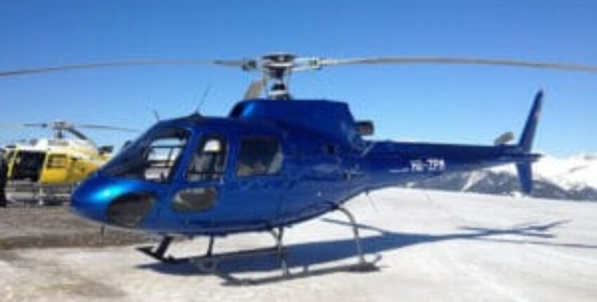 location jet privé : Hélicoptères bleus et jaunes sur un paysage enneigé