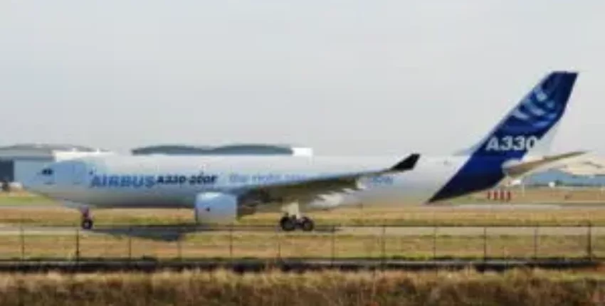 location jet privé : Airbus A330-200 blanc roulant sur piste