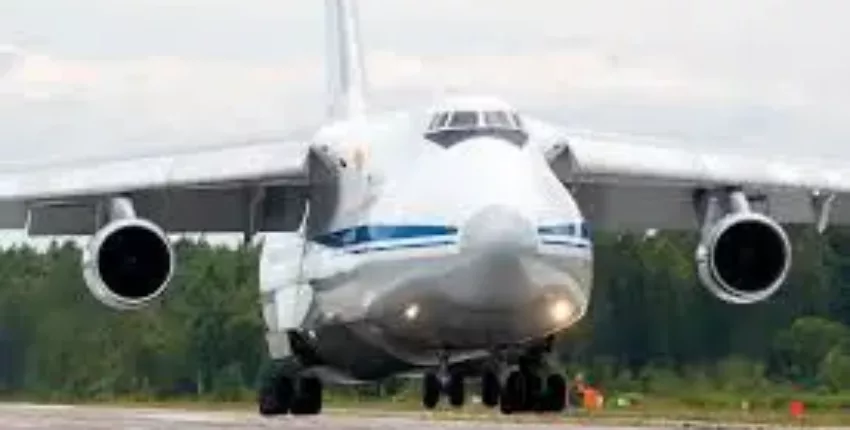 Titre de la page : ANTONOV AN-225 frontal lors de l'atterrissage

Texte alternatif : 