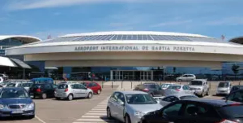 Vue extérieure de l'aéroport Bastia Poretta, voitures stationnées.