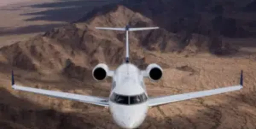 Location jet privé - CHALLENGER 605 volant dans un désert.