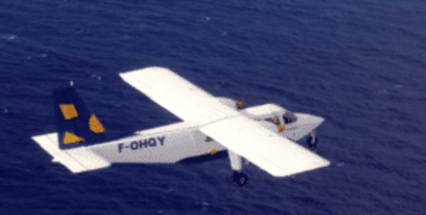 location jet privé - petit avion blanc F-OHQY survolant l'océan