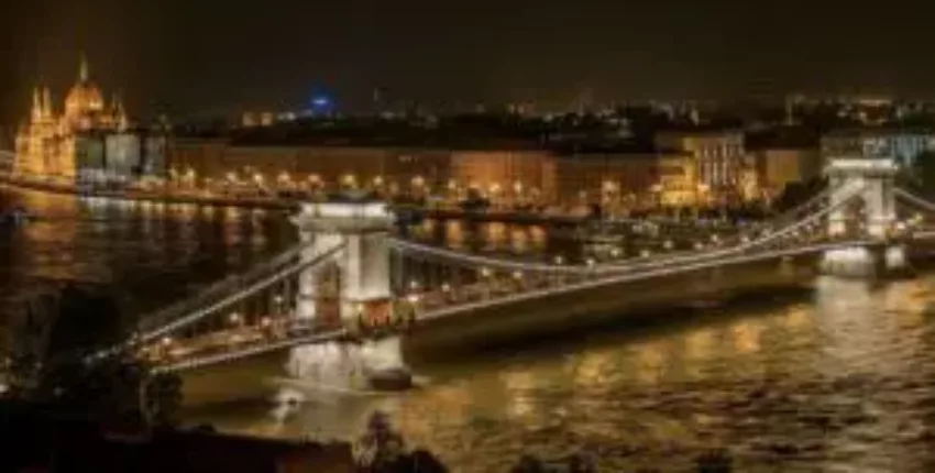 Budapest Liszt Ferenc : vue nocturne du pont illuminé.