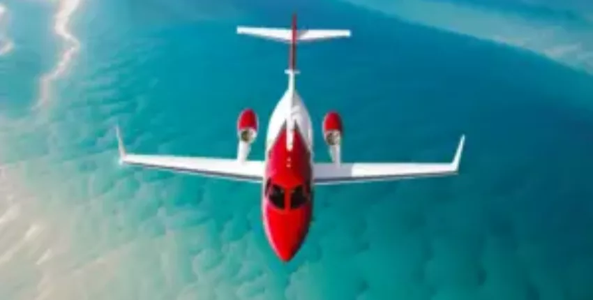 Location jet privé : HONDA HA 420 HondaJet au-dessus de l'eau.