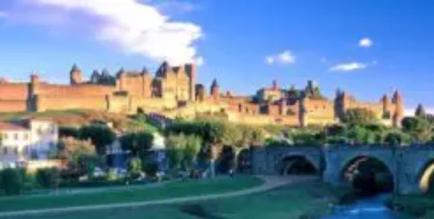Vue panoramique de Carcassonne avec pont en pierre.