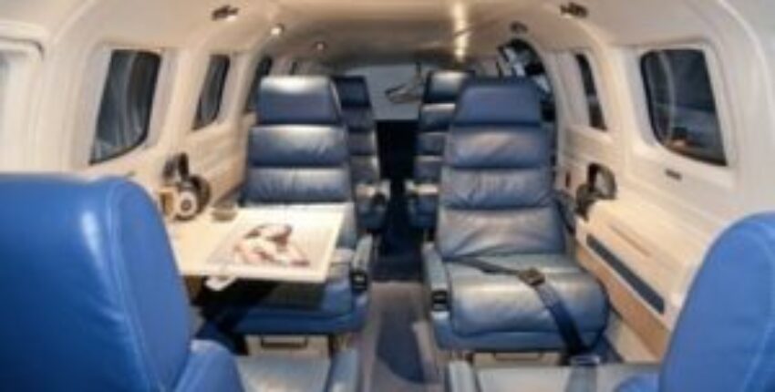 Intérieur jet privé, sièges bleus en cuir.