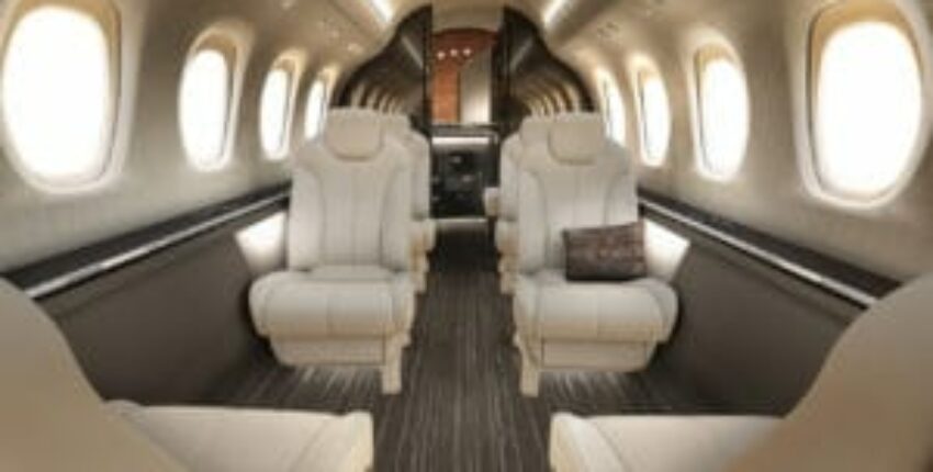 location de jet privé: intérieur luxueux, sièges en cuir crème