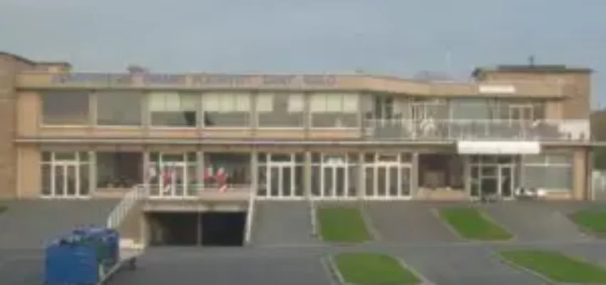 Privatjet mieten nach Dinard-Pleurtuit-Saint-Malo – immeuble à deux étages.