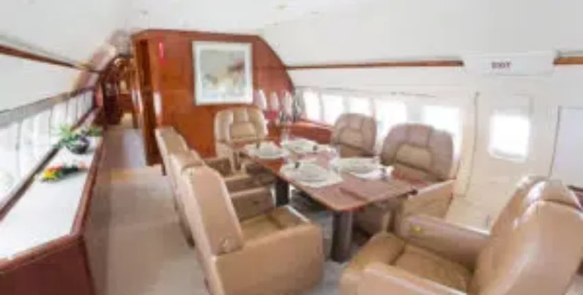 location de jet privé - Intérieur BBJ, sièges en cuir beige.