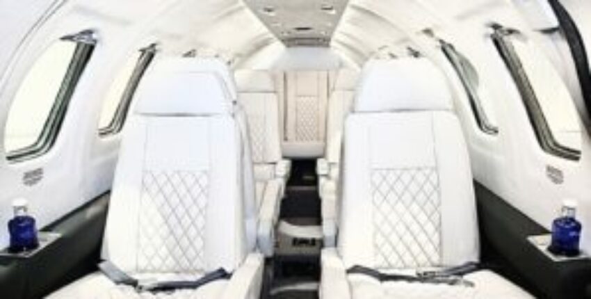 Location jet privé : sièges en cuir blanc, design élégant.