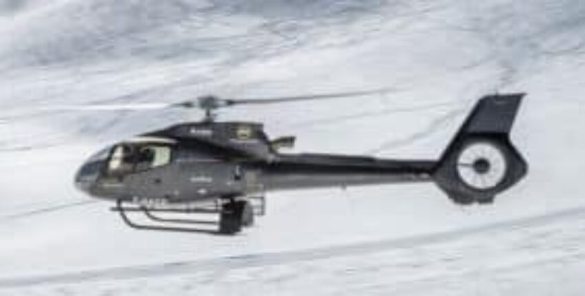 location hélicoptère - Hélicoptère EC 130 B4 sur montagne enneigée.