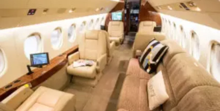 **location jet privé** : Falcon 900 luxueux avec sièges en cuir.