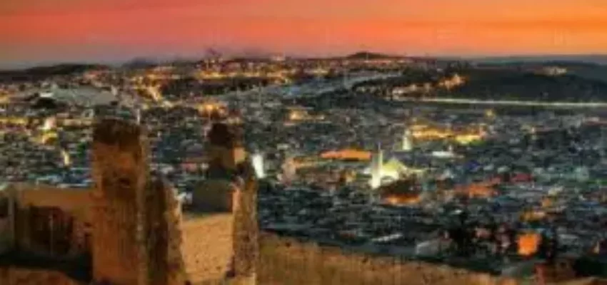 Privatjet mieten nach Fès: ruines et bâtiments illuminés.