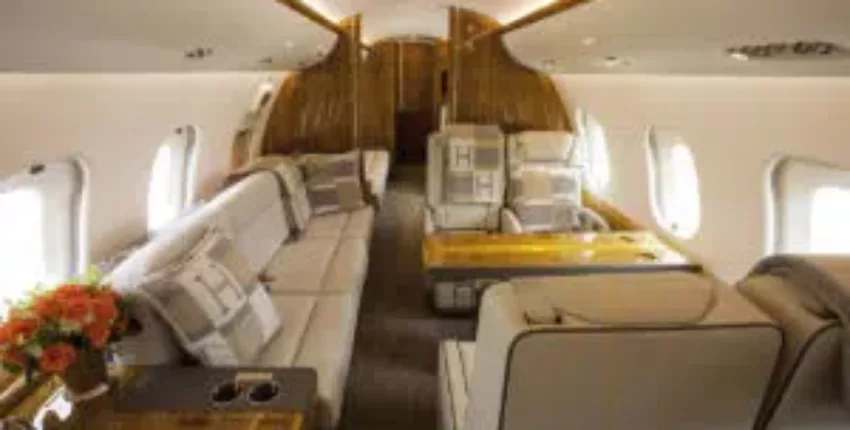 location de jet privé: Intérieur luxueux avec sièges en beige