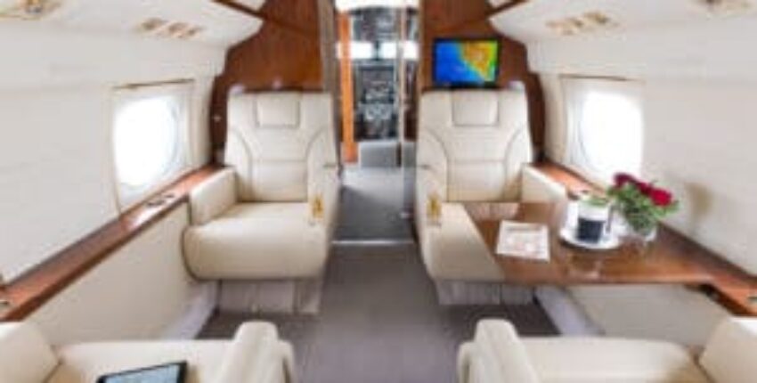 location de jet privé : GULFSTREAM GIII – Intérieur luxueux avec sièges en cuir.