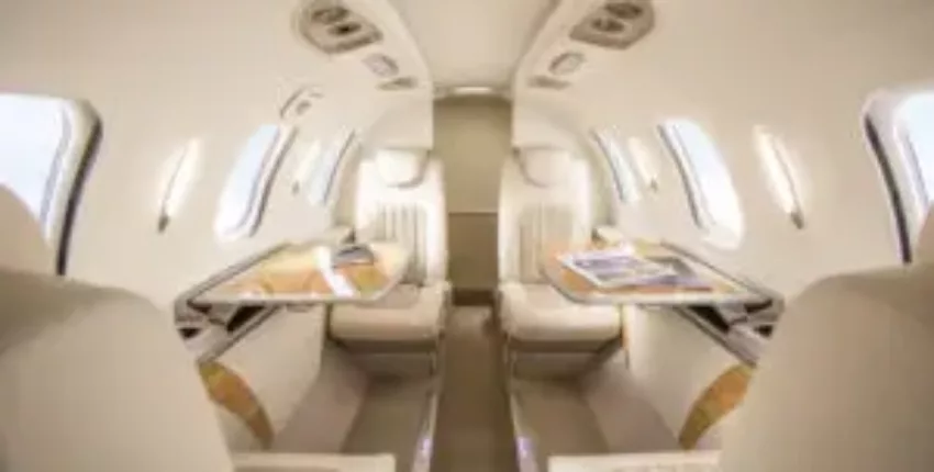 Location jet privé: Intérieur du Honda HA 420 avec sièges luxueux.
