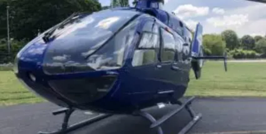 Localisation hélicoptère : Blue Eurocopter EC 135, arbres, ciel nuageux