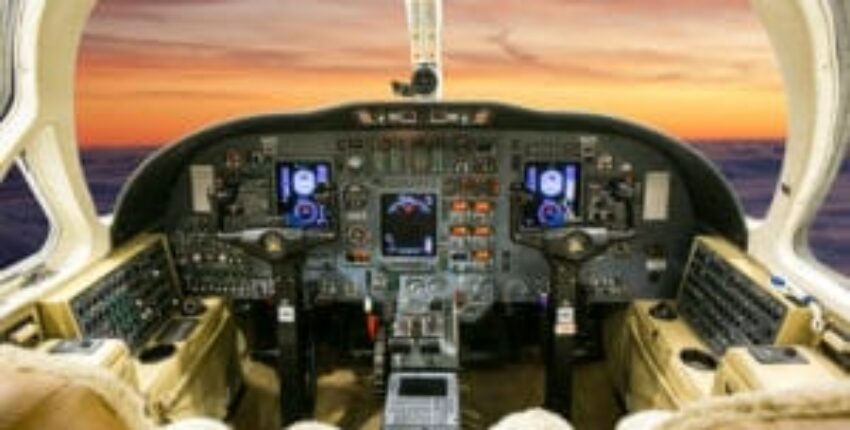 **location jet privé** - Cockpit moderne au coucher du soleil