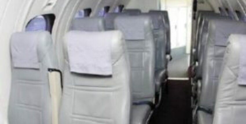 emplacement jet privé : Cabine JETSTREAM 32 avec sièges en cuir gris.