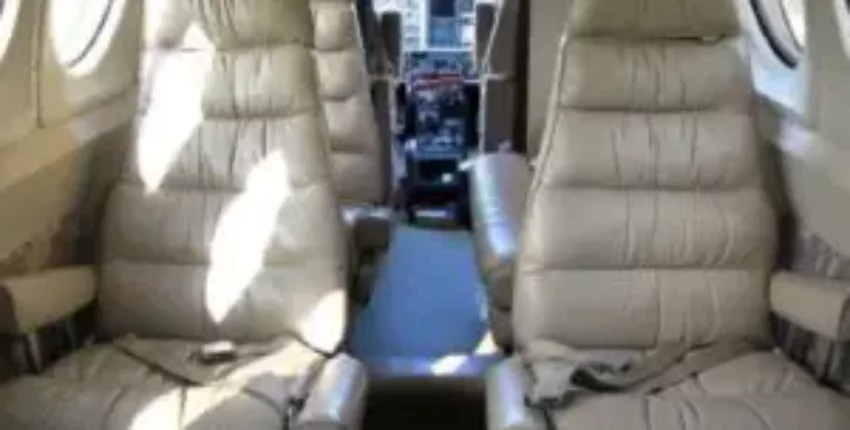 location de jet privé KING AIR 90 GT : sièges en cuir beige
