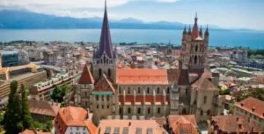 **location de jet privé Lausanne** Vue aérienne de la cathédrale.
