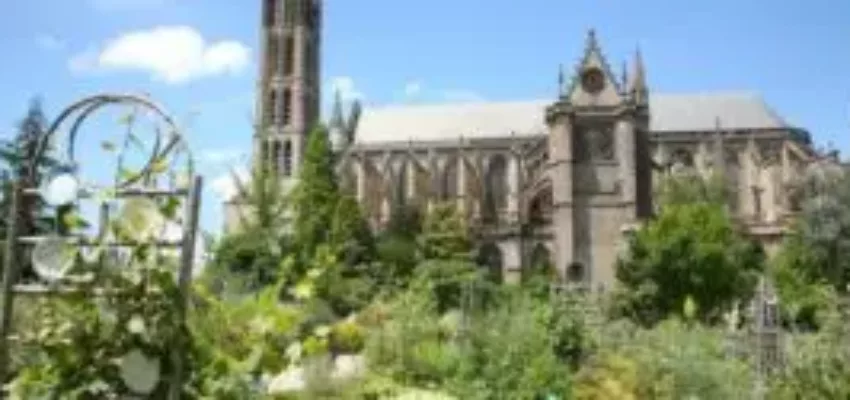 Location jet privé : église et jardin à Limoges