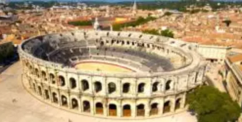 Vue aérienne de l'amphithéâtre romain de Nîmes, environs de la ville.