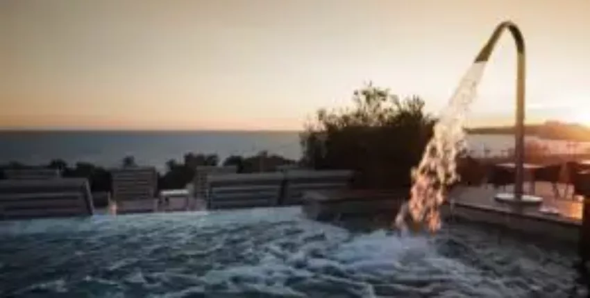 **Texte alternatif** : Piscine de Palma de Majorque, vue sur l'océan au coucher du soleil