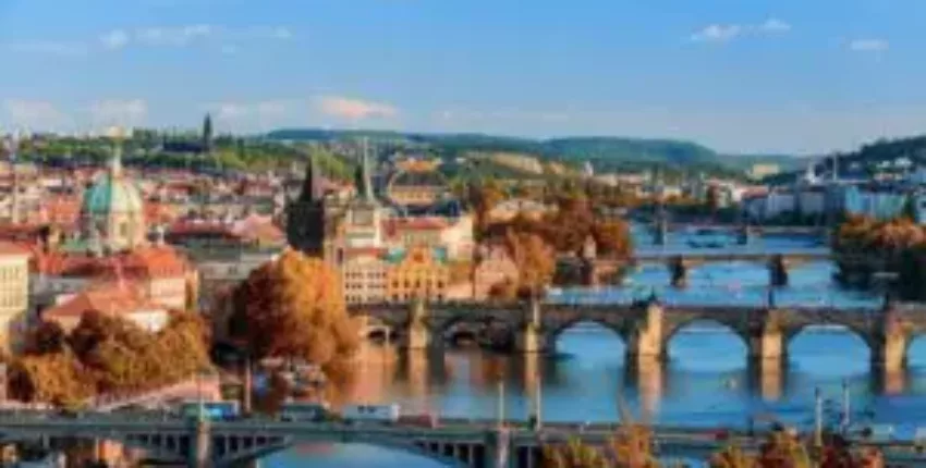 Vue d'automne des ponts de la rivière Vltava à Prague.
