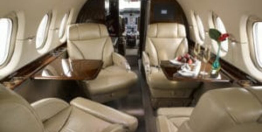 Types de jets privés : HAWKER 900 XP - intérieur luxueux.