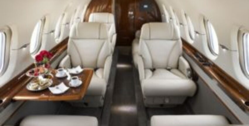 Types de jet privé : HAWKER 850 XP, intérieur luxueux.
