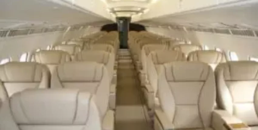 location de jet privé: cabine moderne avec sièges en cuir