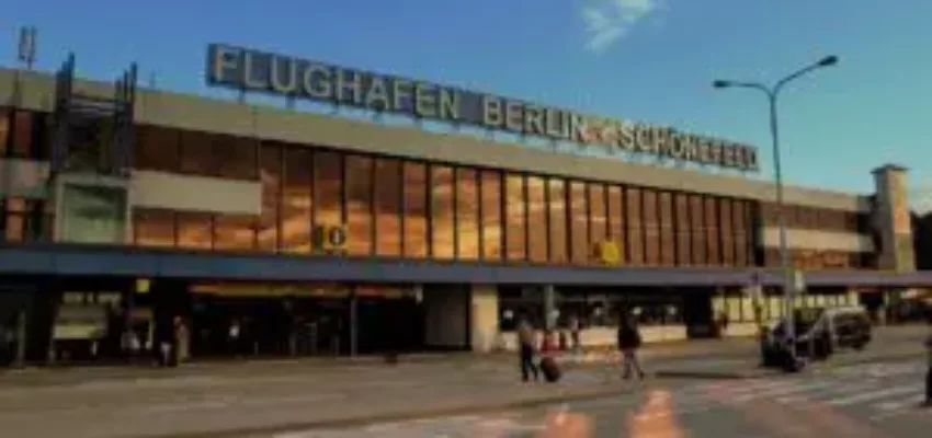 Crépuscule de l'aéroport de Berlin-Schönefeld, voyageurs et voitures devant.