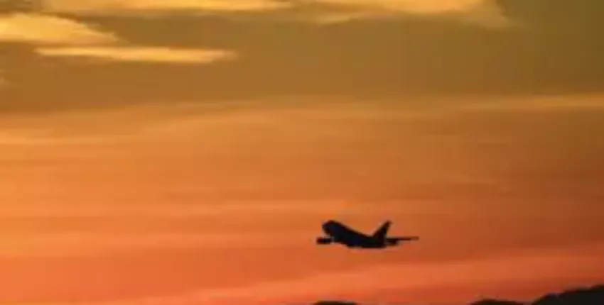 location jet privé - silhouette d'avion au coucher du soleil