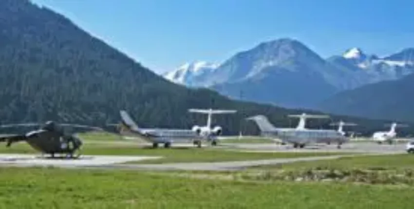 location de jet privé : avions et hélicoptères sur tarmac