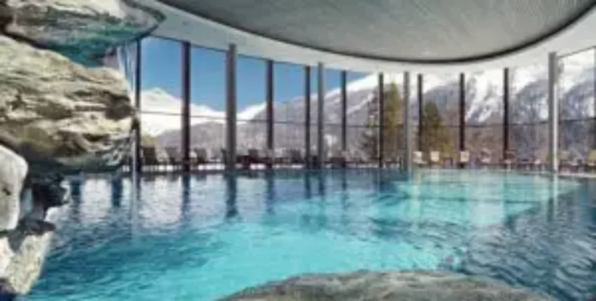 Piscine intérieure sereine, vue sur les montagnes enneigées—St. Moritz après Privatjet.