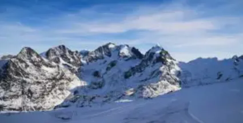 Location de jet privé: montagne enneigée sous ciel bleu