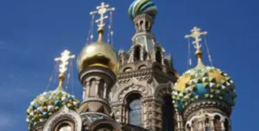 Dômes de l'église Saint-Pétersbourg ciel clair.