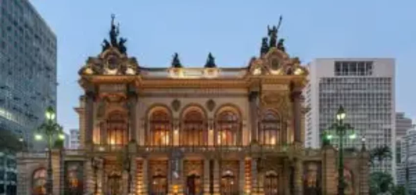 Privatjet mieten nach Stuttgart, bâtiment néoclassique au crépuscule.