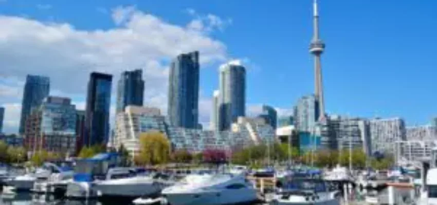 Scène gratte-ciel moderne de Toronto, bateaux de marina.
