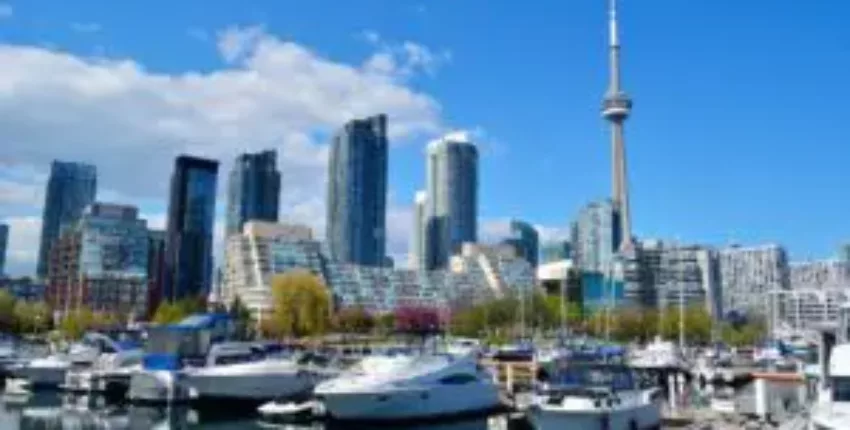Scène gratte-ciel moderne de Toronto, bateaux de marina.