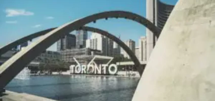 Privatjet mieten ab und nach Toronto, National Philips Square.