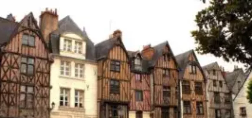 **Texte alternatif (si l'image ne contient pas d'avion)** :  
Tours Val-de-Loire maisons à colombages pittoresques

**Texte alternatif (si l'image contient un avion)** :  
Location de jet privé Tours Val-de-Loire pittoresque